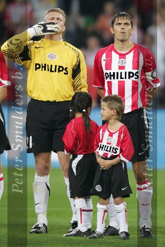 Eindhoven, 24 September 2005
Kompetitiewedstrijd Seizoen 2005/2006
PSV-RBC, eindstand 2-0
Reserve-doelam Edwin Zoetebier en PSV-aanvoerder Phillip Cocu
© Foto Bart Bel