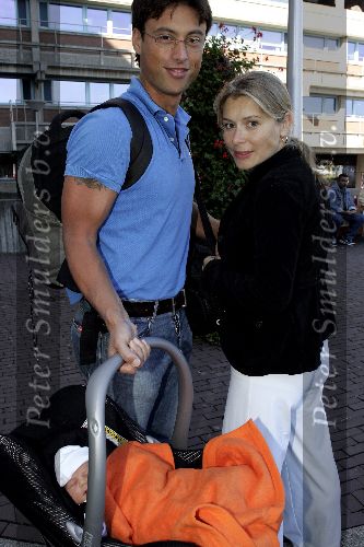 Amsterdam 20 september 2005
Ellen v Rijn verlaat met haar man Kaja Wolfers en baby Helena het VU ziekenhuis.