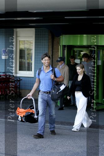 Amsterdam 20 september 2005
Ellen v Rijn verlaat met haar man Kaja Wolfers en baby Helena het VU ziekenhuis.