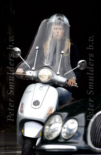 Amsterdam 17 september 2005
Estelle Gullit op vespa scooter op cornelis schuytstraat