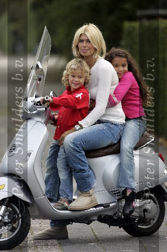 Amsterdam 26 september 2005
Estelle Gullit met haar kinderen Maxim en Joelle op de Vespa scooter