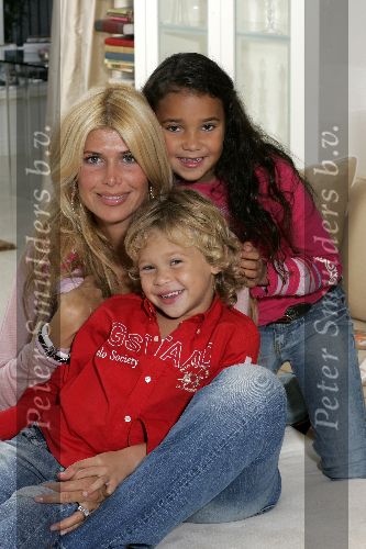 Amsterdam 26 september 2005
Estelle Gullit met haar kinderen Maxim en Joelle