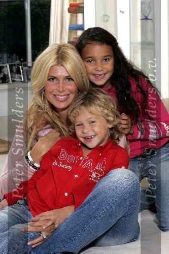Amsterdam 26 september 2005
Estelle Gullit met haar kinderen Maxim en Joelle