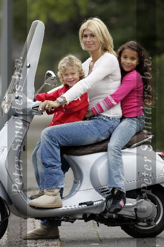 Amsterdam 26 september 2005
Estelle Gullit met haar kinderen Maxim en Joelle op de Vespa scooter