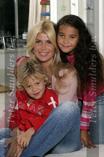 Amsterdam 26 september 2005
Estelle Gullit met haar kinderen Maxim en Joelle