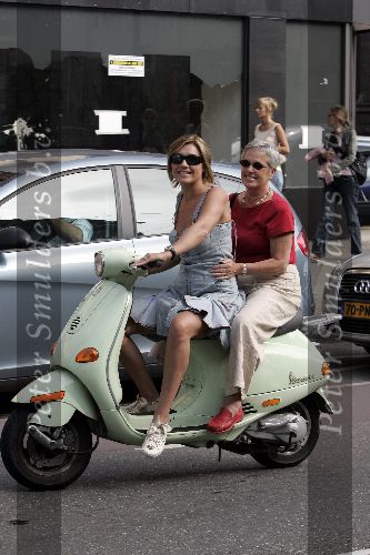 Amsterdam 10 september 2005
Gallyon v Vessem met haar moeder op vespa scooter