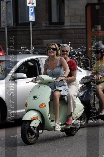 Amsterdam 10 september 2005
Gallyon v Vessem met haar moeder op vespa scooter