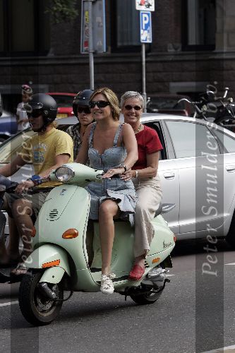 Amsterdam 10 september 2005
Gallyon v Vessem met haar moeder op vespa scooter