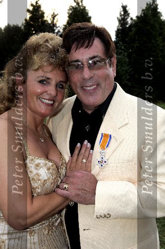 Ugchelen 7 september 2005
Gert Timmerman heeft koninklijke onderscheiding gekregen.
Gert Timmerman met zijn vrouw Babs