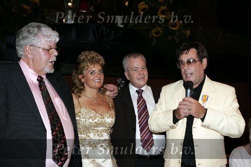 Ugchelen 7 september 2005
Gert Timmerman heeft koninklijke onderscheiding gekregen.
Gert Timmerman met zijn vrouw Babs