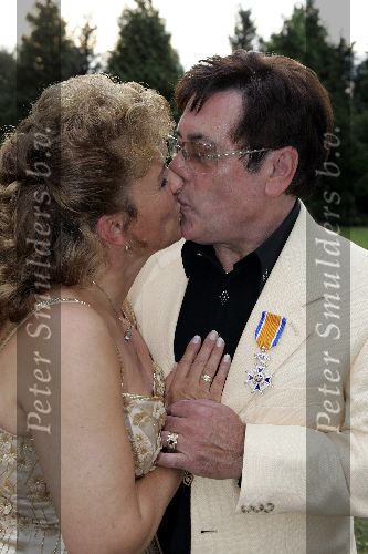 Ugchelen 7 september 2005
Gert Timmerman heeft koninklijke onderscheiding gekregen.
Gert Timmerman met zijn vrouw Babs
