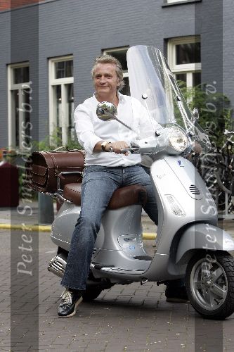 Amsterdam 24 september 2005
Hans Breukhoven op vespa scooter op cornelis schuytstraat
