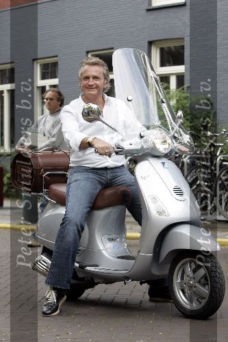 Amsterdam 24 september 2005
Hans Breukhoven op vespa scooter op cornelis schuytstraat