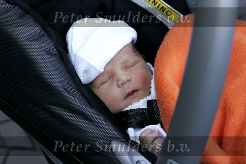 Amsterdam 20 september 2005
Ellen v Rijn verlaat met haar man Kaja Wolfers en baby Helena het VU ziekenhuis.