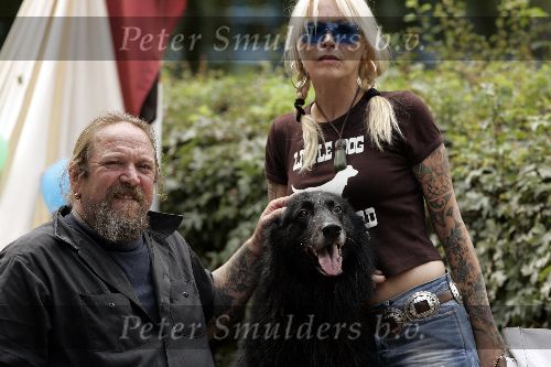 Amsterdam 24 september 2005
Protest loop in het vondelpark om honden los te mog laten lopen.
Henk Schiffmacher met Louise chiffmacheren hond