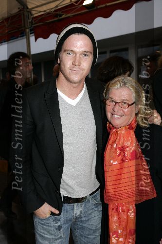 Utrecht 28 september 2005
Openingsavond van het 25e filmfestival met film Leef.
Johnny de Mol met muts en Herma Krabbe