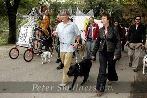 Amsterdam 24 september 2005
Demonstratieloop voor honden los in het vondelpark.
Huub Stapel met Resie en Nero