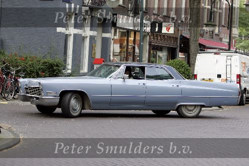Amsterdam 6 september 2005
Isa Hoes met grote cadillac op cornelis schuytstraat