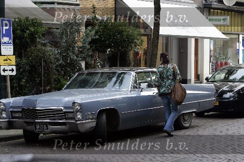 Amsterdam 6 september 2005
Isa Hoes met grote cadillac op cornelis schuytstraat