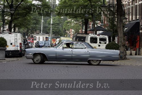 Amsterdam 6 september 2005
Isa Hoes met grote cadillac op cornelis schuytstraat