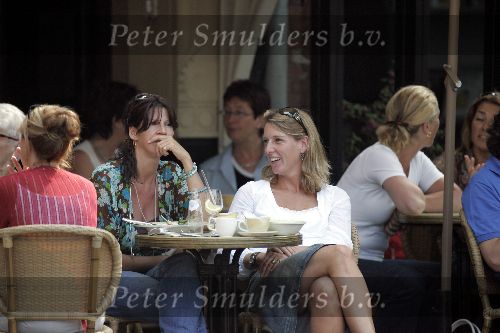 Amsterdam 6 september 2005
Isa Hoes met een vriedin op terras op cornelis schuytstraat