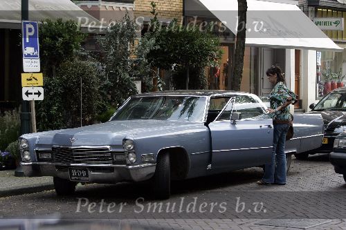 Amsterdam 6 september 2005
Isa Hoes met grote cadillac op cornelis schuytstraat