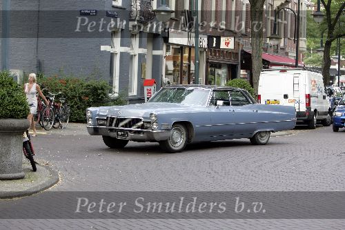 Amsterdam 6 september 2005
Isa Hoes met grote cadillac op cornelis schuytstraat