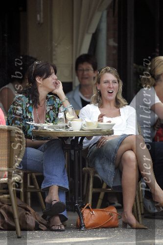 Amsterdam 6 september 2005
Isa Hoes met een vriendin winkelen op cornelis schuytstraat.