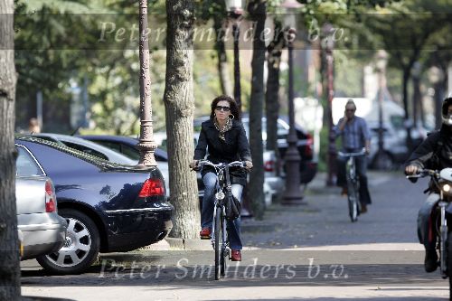 Amsterdam 23 september 2005
Janke Dekker op fiets met Tom Egbers 30 meter achter haar