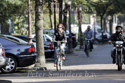 Amsterdam 23 september 2005
Janke Dekker op fiets met Tom Egbers 30 meter achter haar