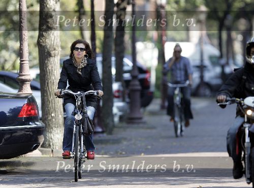 Amsterdam 23 september 2005
Janke Dekker op fiets met Tom Egbers 30 meter achter haar