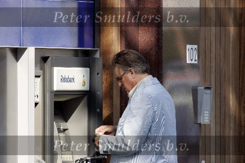 Amsterdam 9 september 2005
Jeroen Krabbe geld pinnen bij bank