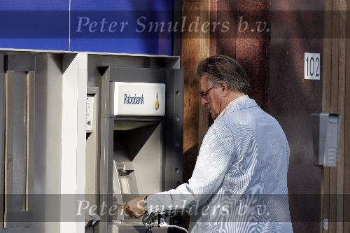 Amsterdam 9 september 2005
Jeroen Krabbe geld pinnen bij bank