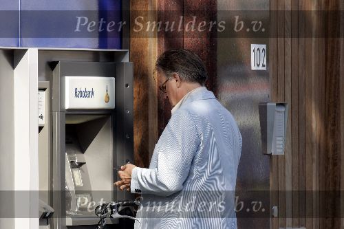 Amsterdam 9 september 2005
Jeroen Krabbe geld pinnen bij bank