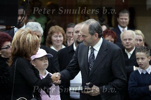 Amsterdam 23 september 2005
Onthulling beeld van Andre Hazes op zijn eerste sterfdag.
Job Cohen  Rachel Hazes en boek