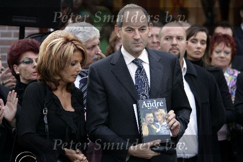 Amsterdam 23 september 2005
Onthulling beeld van Andre Hazes op zijn eerste sterfdag.
Rachel Hazes en Job Cohen met boek