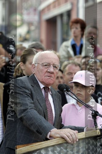 Amsterdam 23 september 2005
Onthulling beeld van Andre Hazes op zijn eerste sterfdag.
Johnny Kraaykamp sr