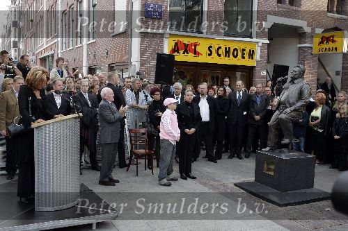 Amsterdam 23 september 2005
Onthulling beeld van Andre Hazes op zijn eerste sterfdag.
 Rachel Hazes  Dre Hazes Roxanne Hazes en Johnny Kraaykamp sr