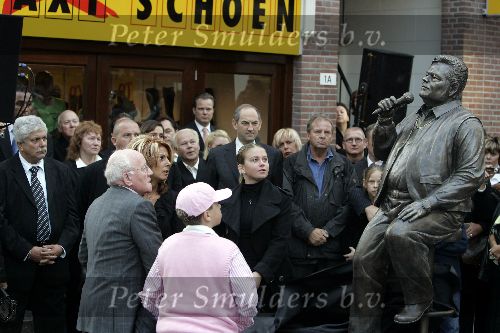 Amsterdam 23 september 2005
Onthulling beeld van Andre Hazes op zijn eerste sterfdag.
 Rachel Hazes  Dre Hazes Roxanne Hazes enJohnny Kraaykamp sr