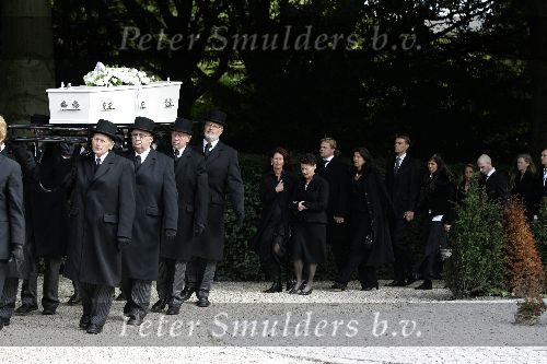Amsterdam 29 september 2005
Begrafenis Joop Doderer op begraafplaats Zorgvlied.
 Joop doderer   zijn vrouw