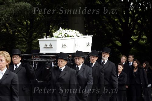 Amsterdam 29 september 2005
Begrafenis Joop Doderer op begraafplaats Zorgvlied.
Kist Joop doderer met familie
