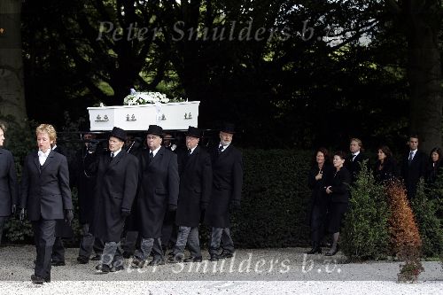 Amsterdam 29 september 2005
Begrafenis Joop Doderer op begraafplaats Zorgvlied.
Kist Joop doderer met familie