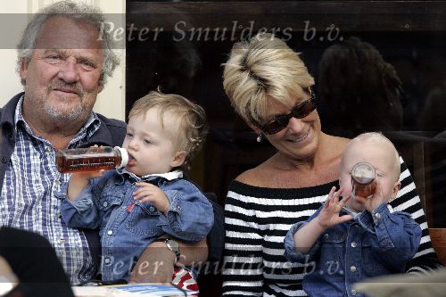 Amsterdam 20 september 2005
Jules Croiset met zijn vrouw Puck Croiset en hun 2 kleinkinderen op terras