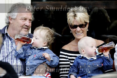 Amsterdam 20 september 2005
Jules Croiset met zijn vrouw Puck Croiset en hun 2 kleinkinderen op terras