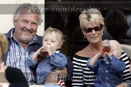 Amsterdam 20 september 2005
Jules Croiset met zijn vrouw Puck Croiset en hun 2 kleinkinderen op terras