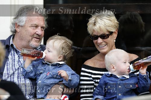 Amsterdam 20 september 2005
Jules Croiset met zijn vrouw Puck Croiset en hun 2 kleinkinderen op terras