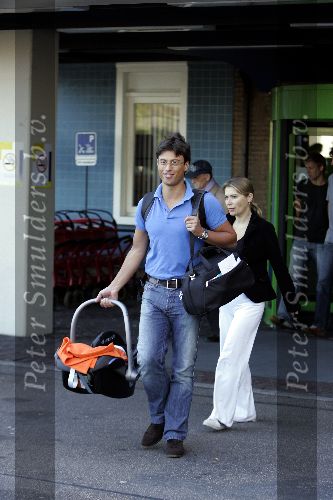 Amsterdam 20 september 2005
Ellen v Rijn verlaat met haar man Kaja Wolfers en baby Helena het VU ziekenhuis.