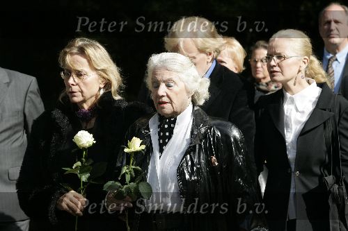Amsterdam 29 september 2005
Begrafenis Joop Doderer op begraafplaats Zorgvlied.
Karin Verstraeten en Diana Dobbelman
