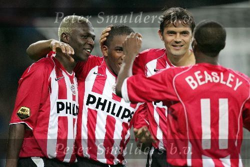 Eindhoven, 24 September 2005
Kompetitiewedstrijd Seizoen 2005/2006
PSV-RBC, eindstand 2-0
Farfan heeft 2-0 gescoord en wordt gefeliciteerd door Kone en Phillip Cocu