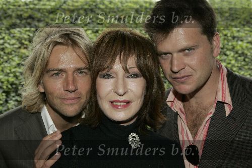 Eemnes 12 septmber 2005
Antonie Kamerling met Beau v Erven Dorens Albert Verlinde en Liesbeth List bij presentatie nieuwe theater show.